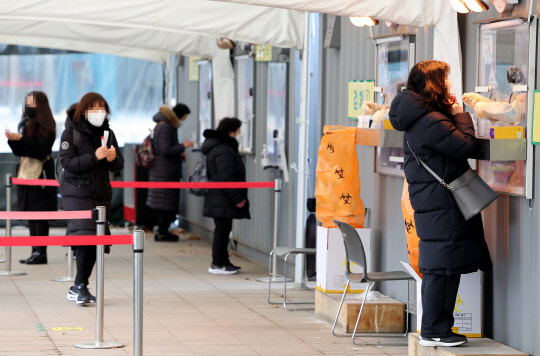 지난 15일 오전 서울시청 앞 서울광장 코로나19 선별진료소를 찾은 시민이 검사를 받고 있다. <연합뉴스>